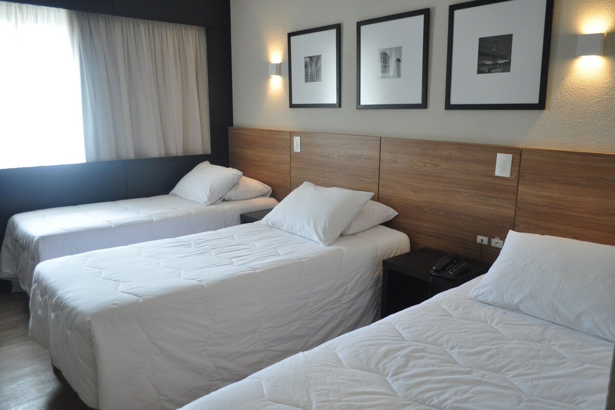 Roupas de cama premium, camas com colchões pillow-top, frigobar
