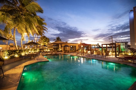 Una piscina al aire libre, sillones reclinables de piscina. Celi Hotel Aracaju