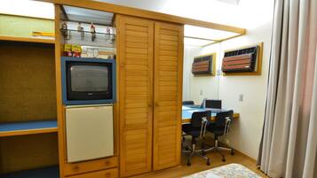 Quarto duplo standard | Roupas de cama premium, frigobar, escrivaninha, cortinas blackout
