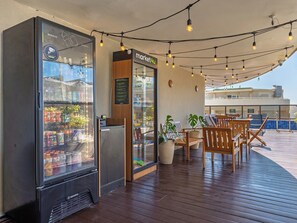 Udendørs pool, åben fra kl. 09.00 til kl. 18.00, parasoller, liggestole