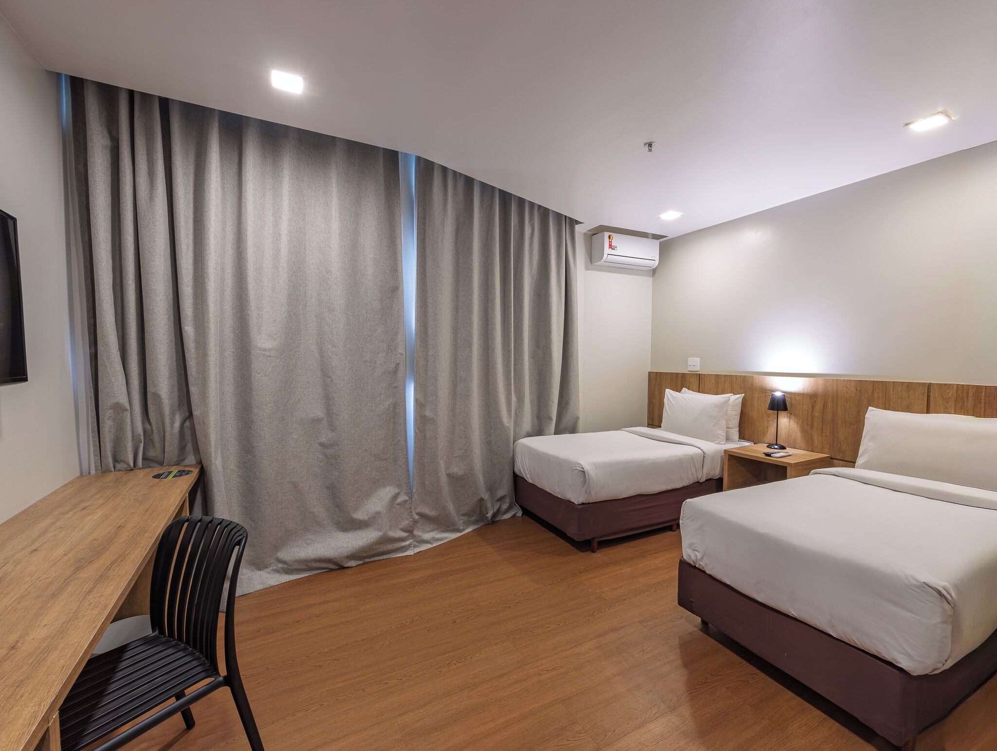 Kamar Twin Standar, 2 Tempat Tidur Twin | Minibar, meja kerja, tirai kedap cahaya, dan kedap suara