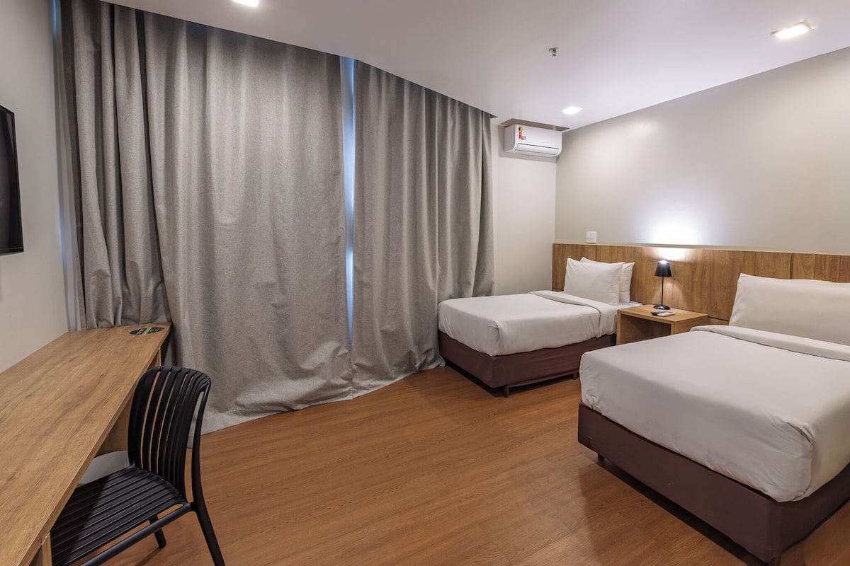 Phòng 2 giường đơn Tiêu chuẩn, 2 giường đơn | Minibar, bàn, màn/rèm cản sáng, phòng cách âm