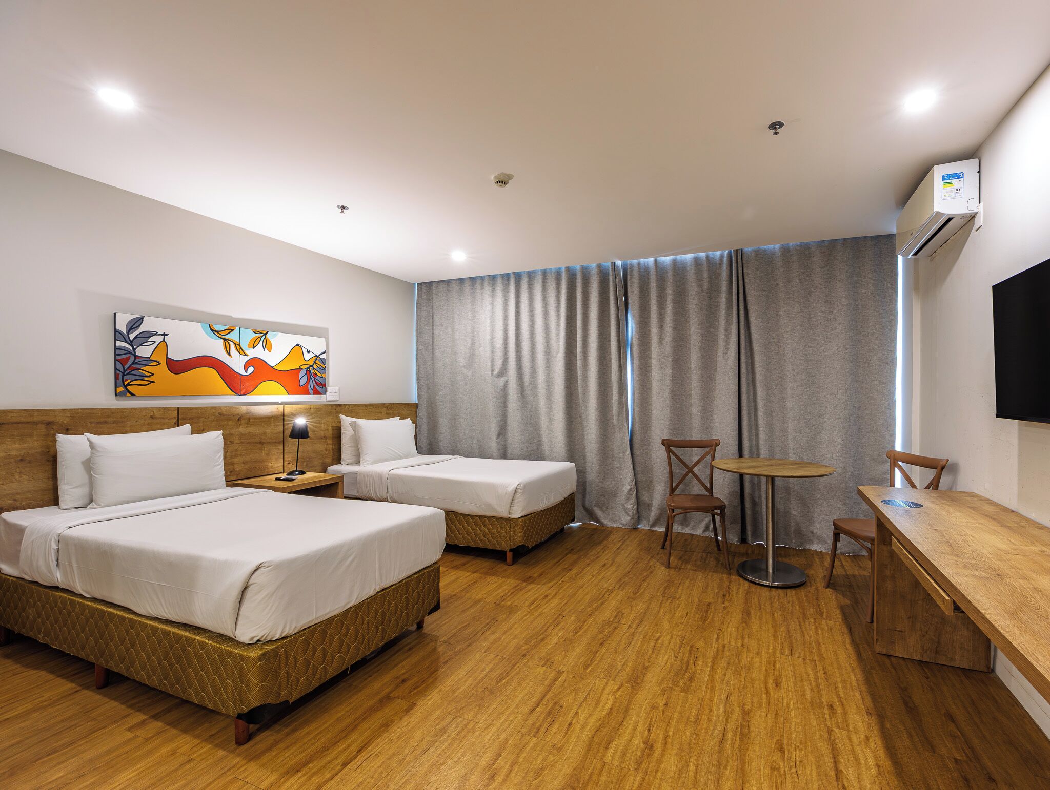 Kamar Twin Deluks, 2 Tempat Tidur Twin, balkon | Minibar, meja kerja, tirai kedap cahaya, dan kedap suara