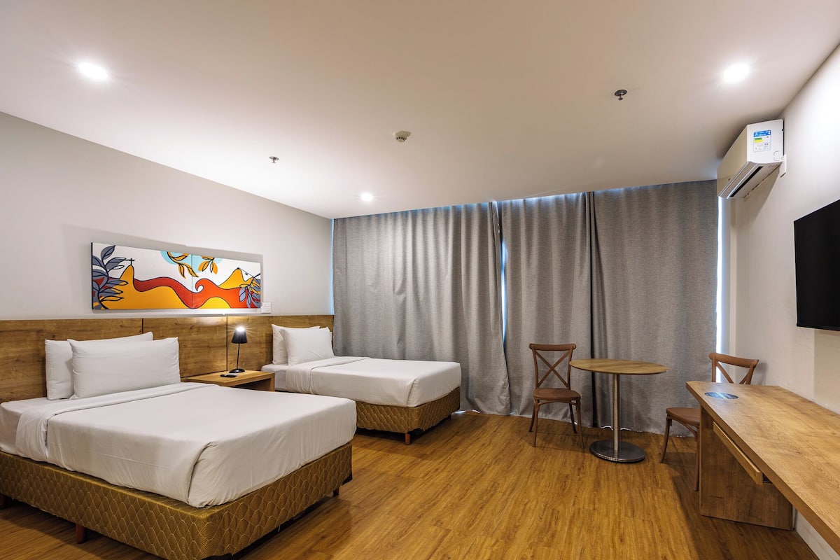 Phòng 2 giường đơn Deluxe, 2 giường đơn, ban công | Minibar, bàn, màn/rèm cản sáng, phòng cách âm