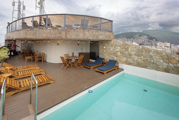 Piscina externa, funciona das 9h às 18h, guarda-sóis, espreguiçadeiras