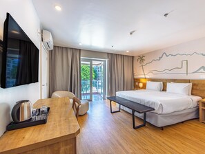 Habitació doble Deluxe, 1 llit de matrimoni, balcó | Minibar, caixa forta a l'habitació, escriptori i cortines opaques 