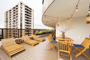 Een buitenzwembad, parasols bij het zwembad en ligstoelen