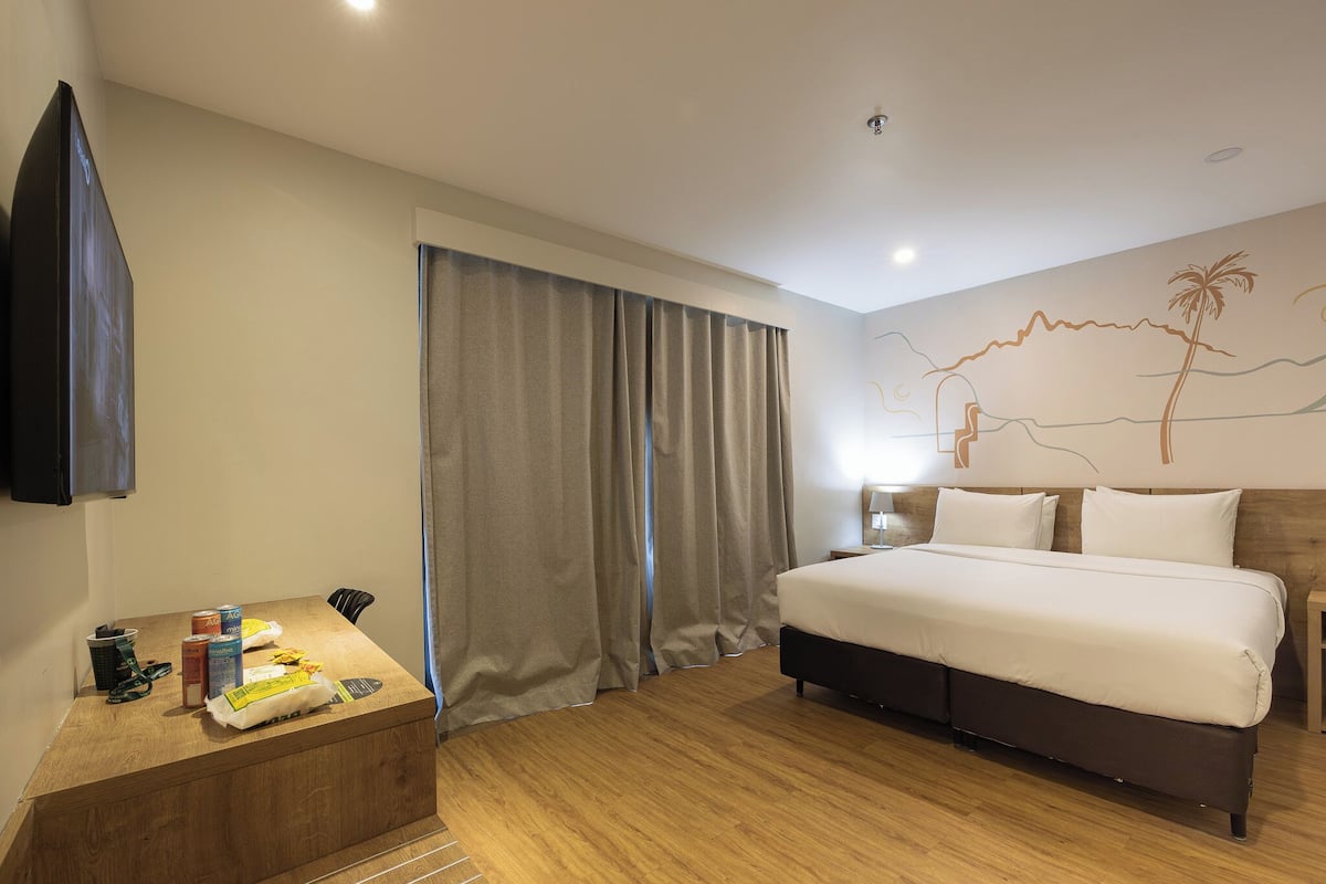 Phòng đôi Superior, 1 giường đôi, ban công | Minibar, bàn, màn/rèm cản sáng, phòng cách âm