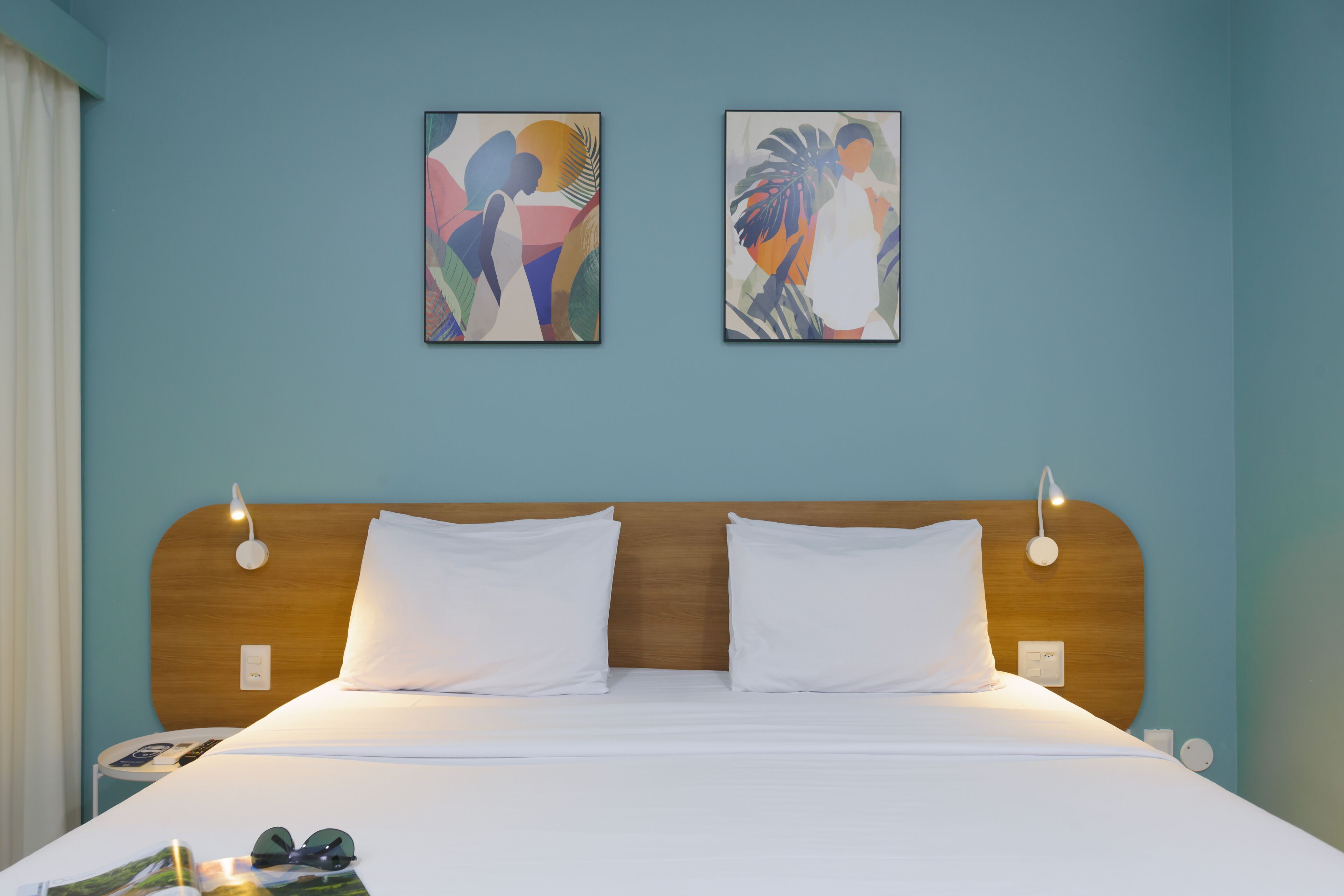 ميني بار ومكتب وستائر تعتيم وتجهيزات عازلة للصوت