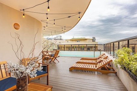 Piscina externa, funciona das 9h às 18h, guarda-sóis, espreguiçadeiras. B&B Hotels RJ Copacabana Forte