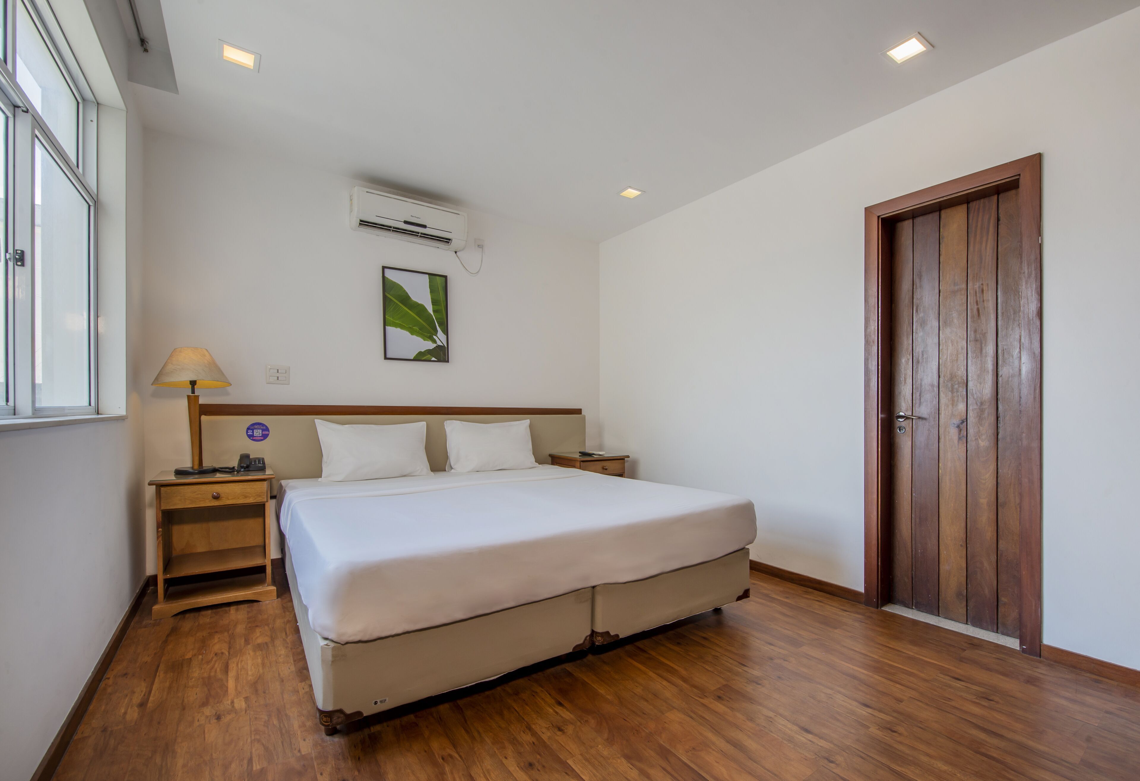 ميني بار ومكتب وستائر تعتيم وتجهيزات عازلة للصوت