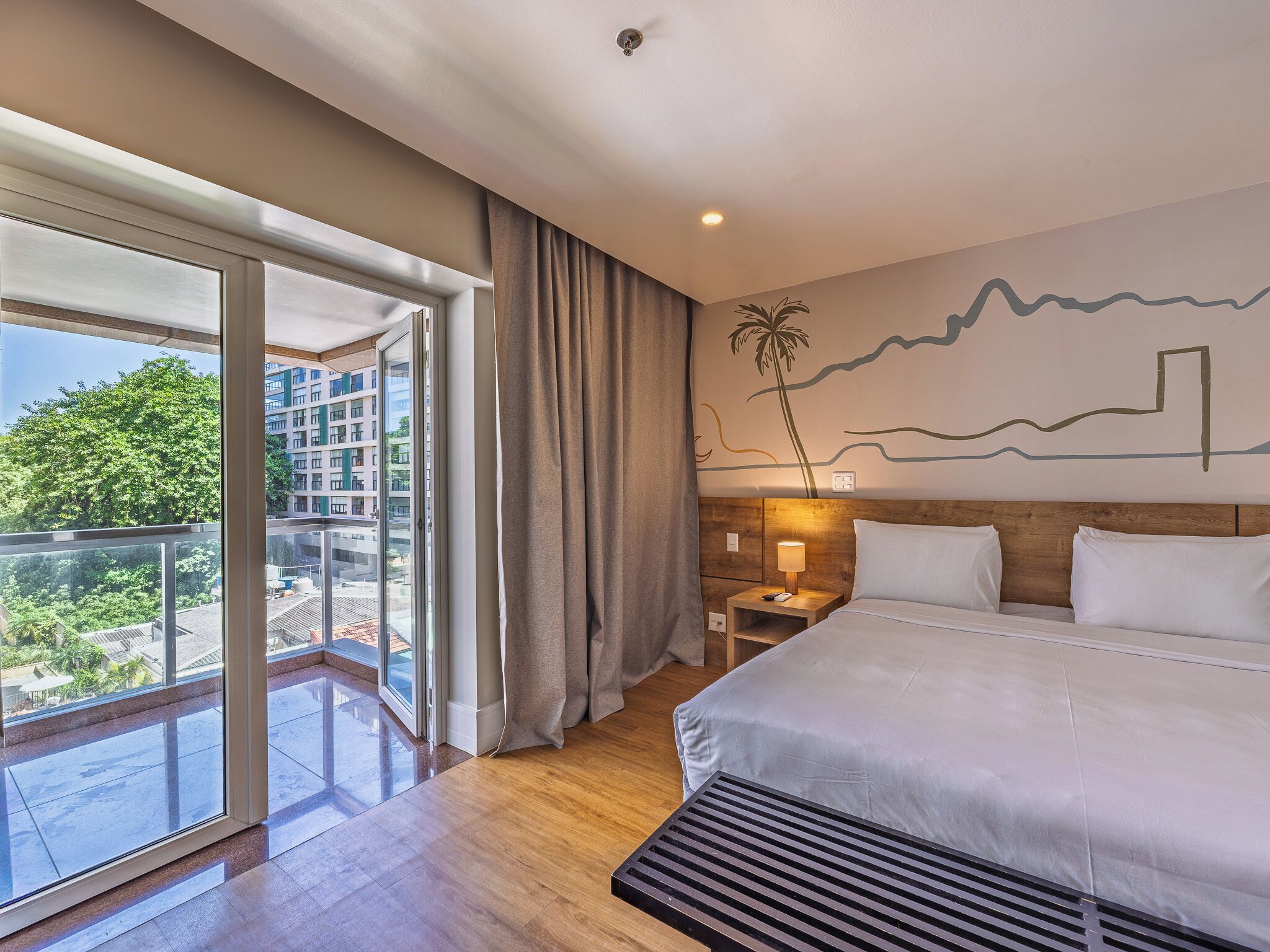 Kamar Double Deluks, 1 Tempat Tidur Queen, balkon | Minibar, meja kerja, tirai kedap cahaya, dan kedap suara