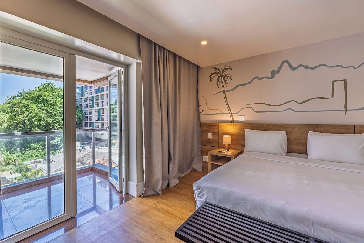 Phòng đôi Deluxe, 1 giường cỡ queen, ban công | Minibar, bàn, màn/rèm cản sáng, phòng cách âm