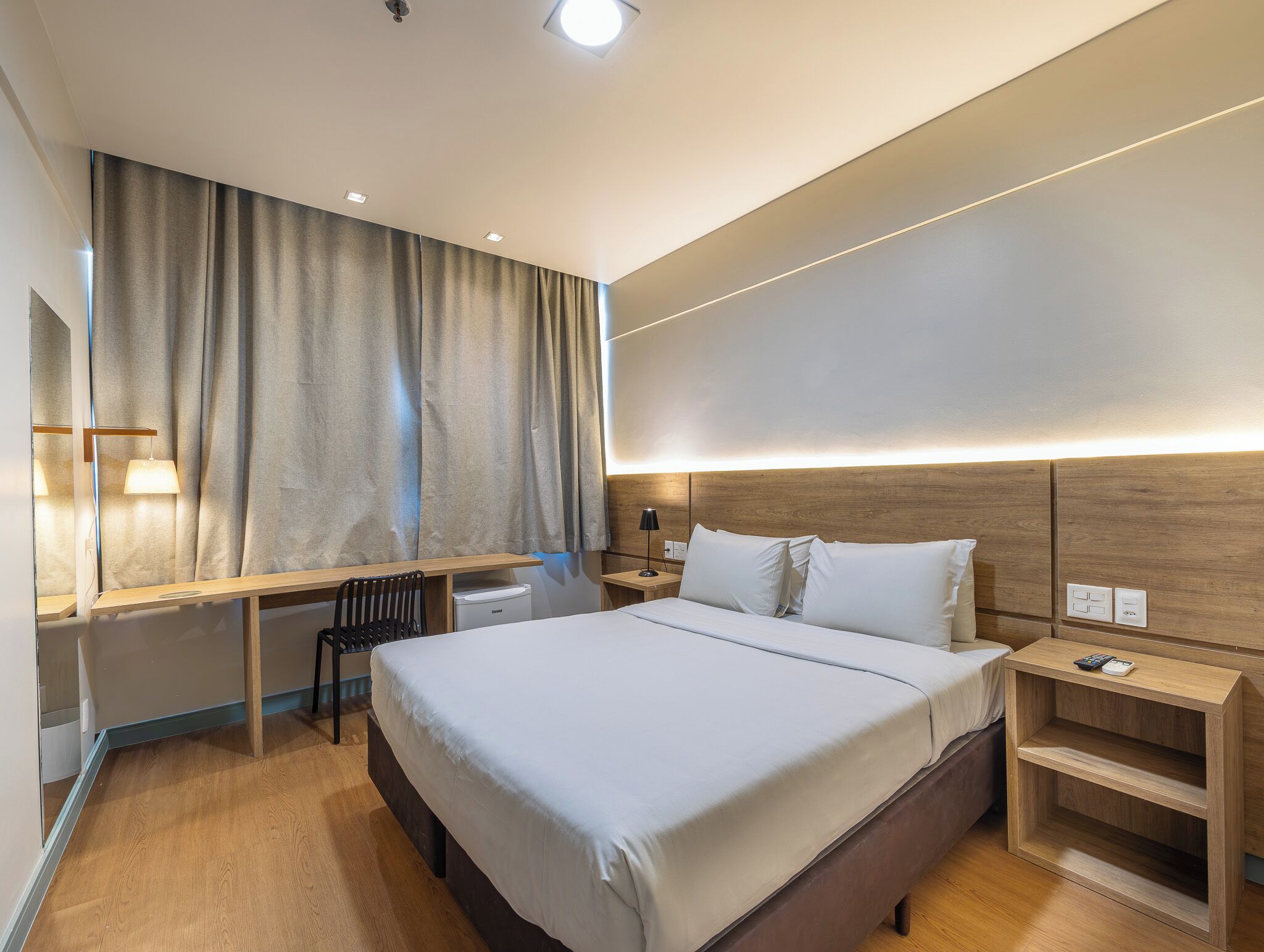 Kamar Double Standar, 1 Tempat Tidur Double | Minibar, meja kerja, tirai kedap cahaya, dan kedap suara