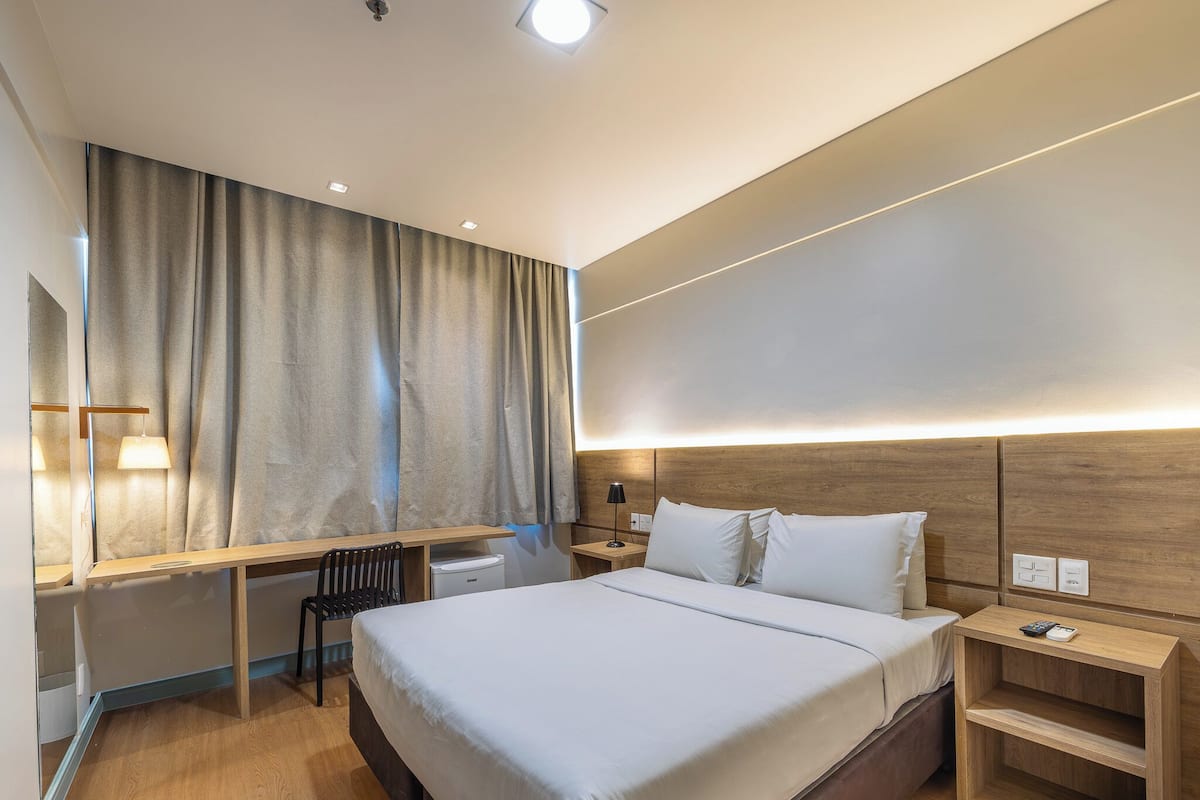 Phòng đôi Tiêu chuẩn, 1 giường đôi | Minibar, bàn, màn/rèm cản sáng, phòng cách âm