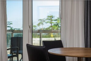 Quarto Casal Deluxe com Varanda | Frigobar, escrivaninha, cortinas blackout, quartos à prova de som