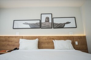 Deluxe Double Room, 1 Queen Bed | Premium bedding, pillowtop beds, minibar, desk