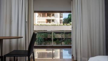 Quarto Casal Deluxe com Varanda | Roupas de cama premium, camas com colchões pillow-top, frigobar