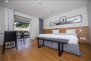Quarto Casal Deluxe com Varanda | Frigobar, escrivaninha, cortinas blackout, quartos à prova de som