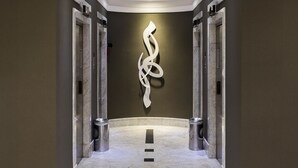 Lobby-lounge