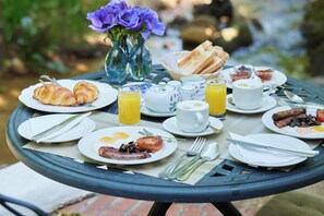 Free daily full breakfast 