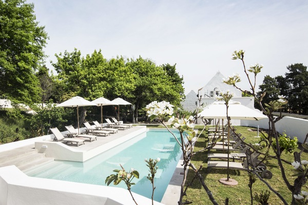 Outdoor pool, pool umbrellas, sun loungers