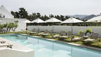 Piscine extérieure, parasols de plage, chaises longues