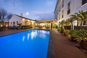Outdoor pool, pool umbrellas, pool loungers - The Portswood Hotel (Cape Town)