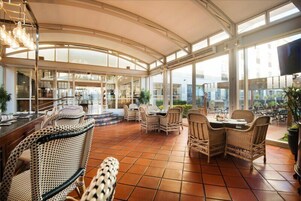 朝食、ランチ、ディナーに営業