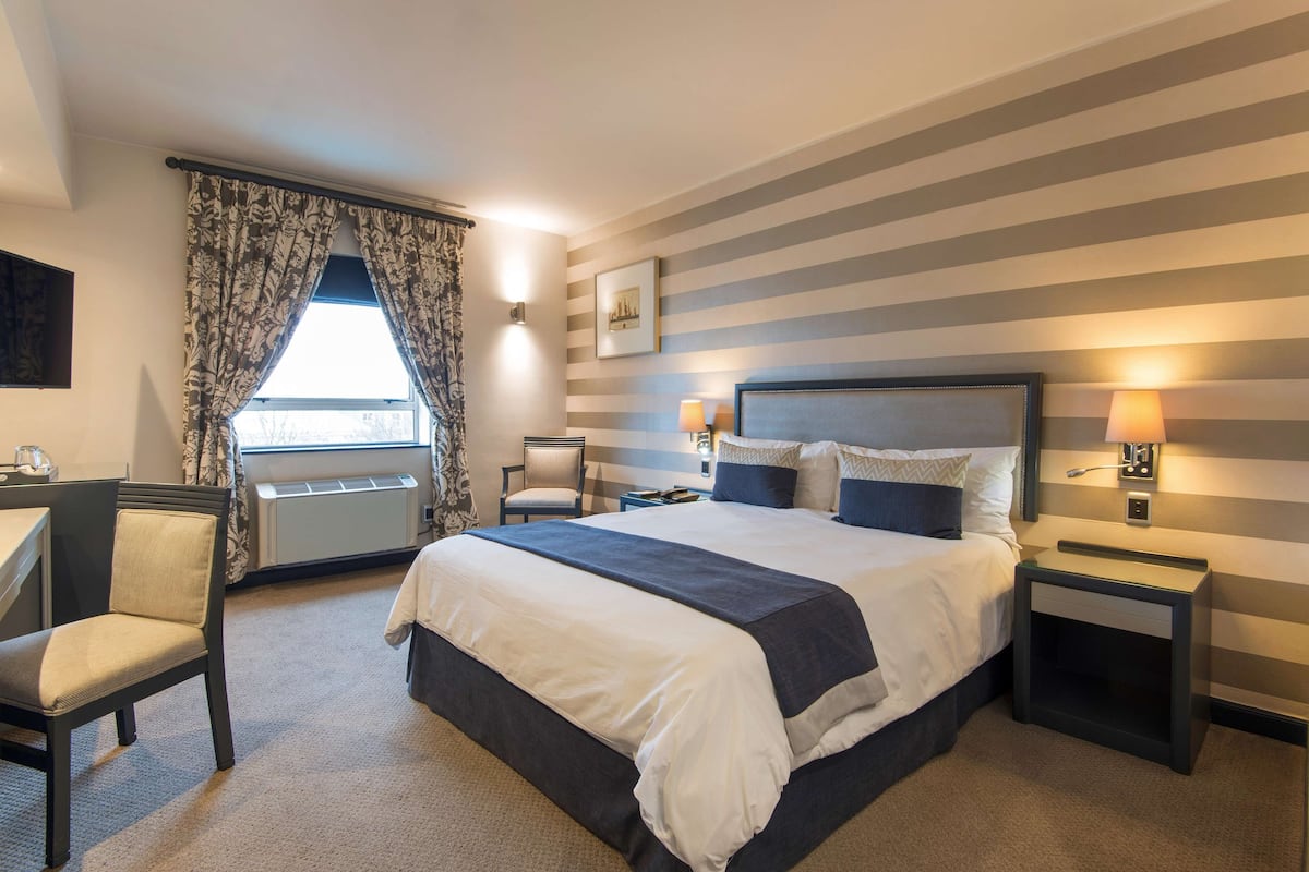 Standard Queen Room | 1 bedroom, premium bedding, minibar, in-room safe