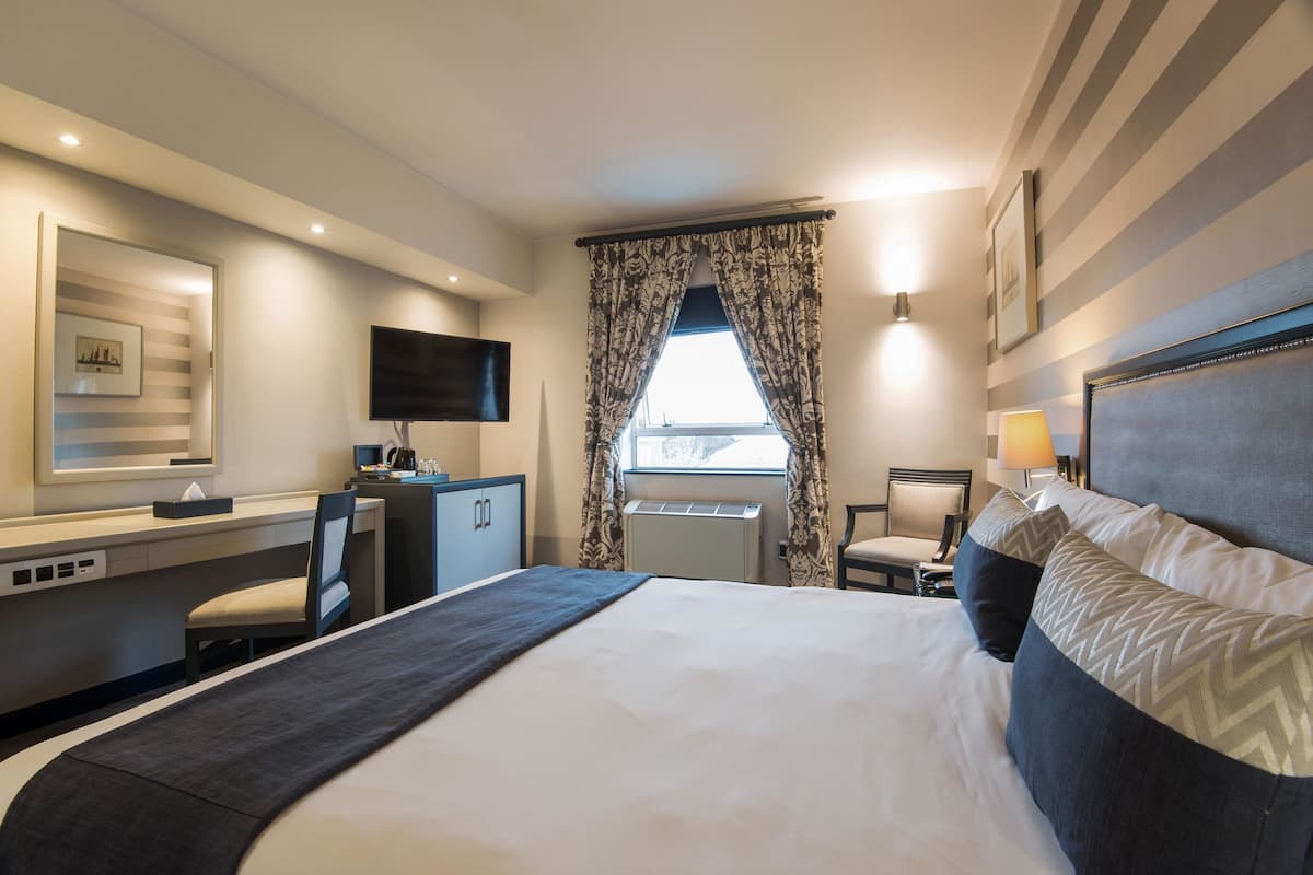 Enkeltrom – standard, 1 queensize-seng | Sengetøy av topp kvalitet, minibar, safe på rommet og skrivebord