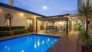 Piscina externa, guarda-sóis, espreguiçadeiras