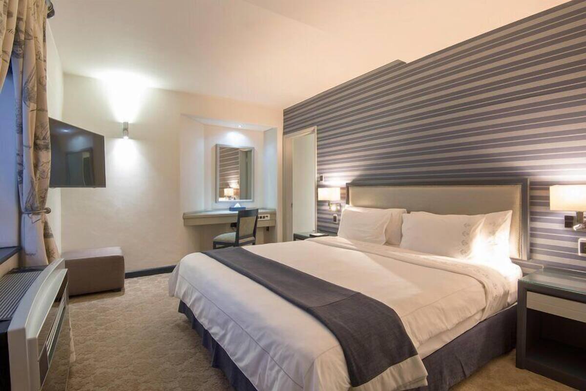 Suite | Sengetøy av topp kvalitet, minibar, safe på rommet og skrivebord