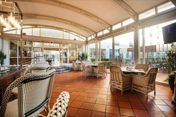 Bar de copas con vistas a la piscina (abre todos los días)