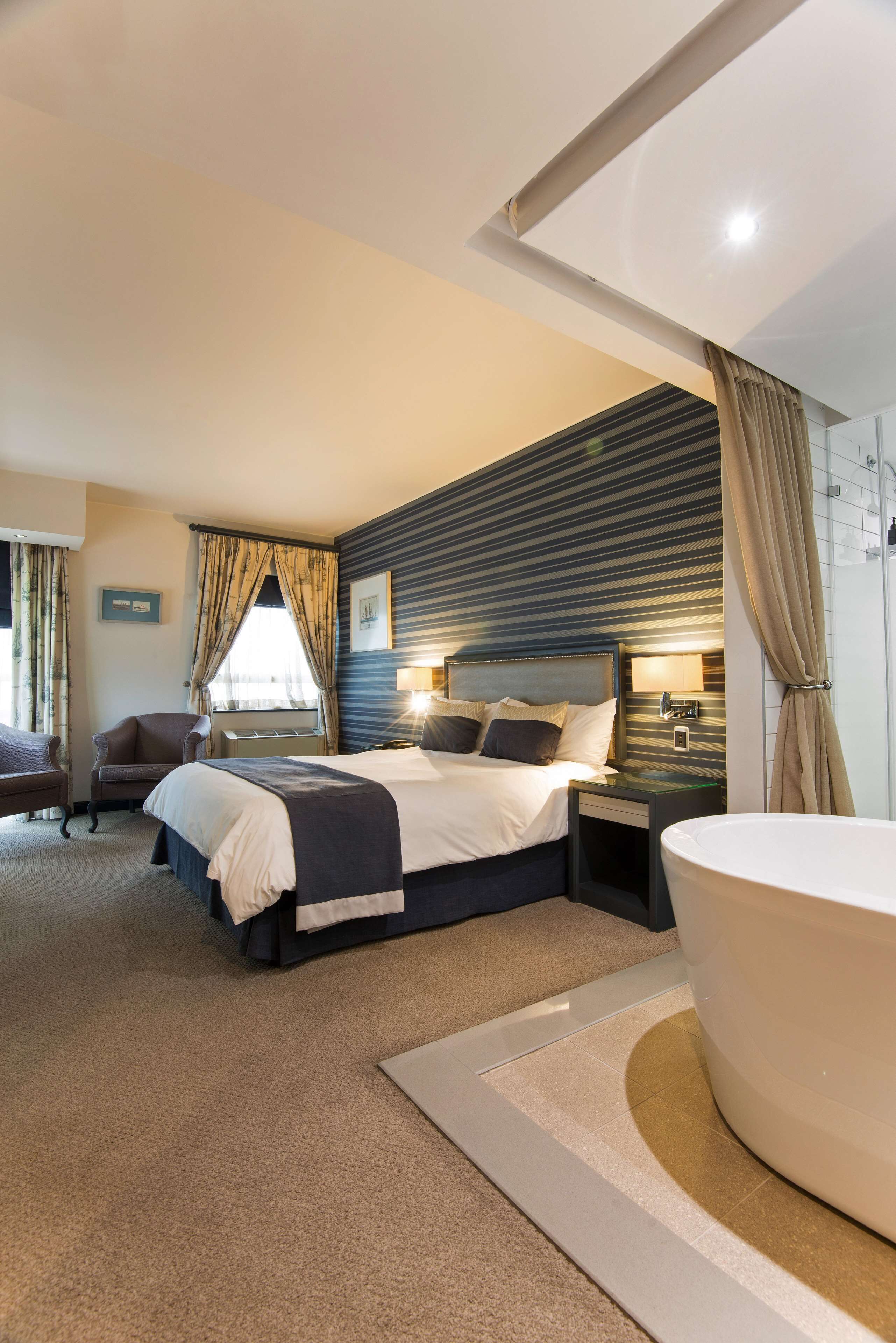 deluxe queen with shower and bath | 1 bedroom, premium bedding, minibar, in-room safe