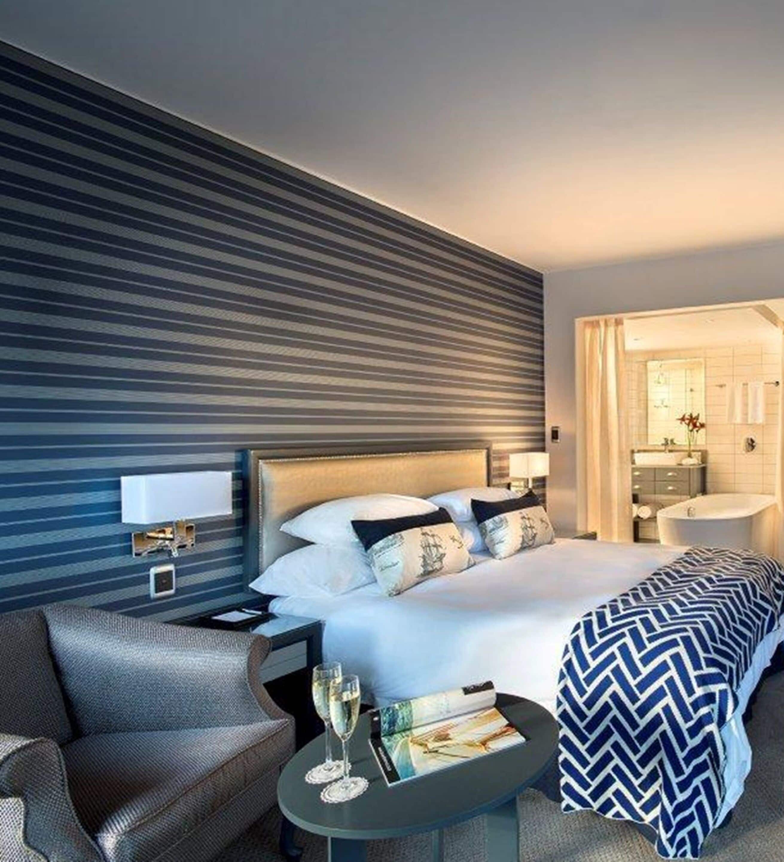 deluxe queen with shower and bath | 1 bedroom, premium bedding, minibar, in-room safe