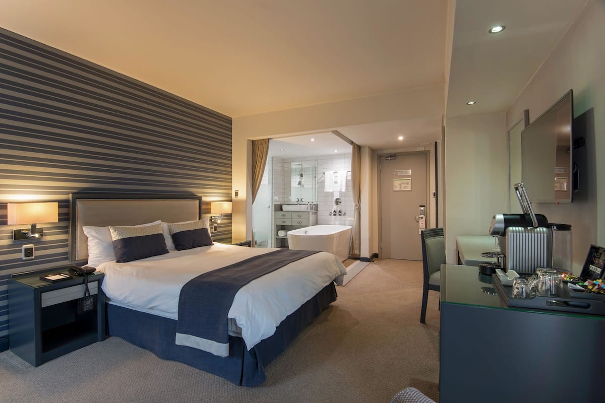 Enkeltrom – deluxe | Sengetøy av topp kvalitet, minibar, safe på rommet og skrivebord