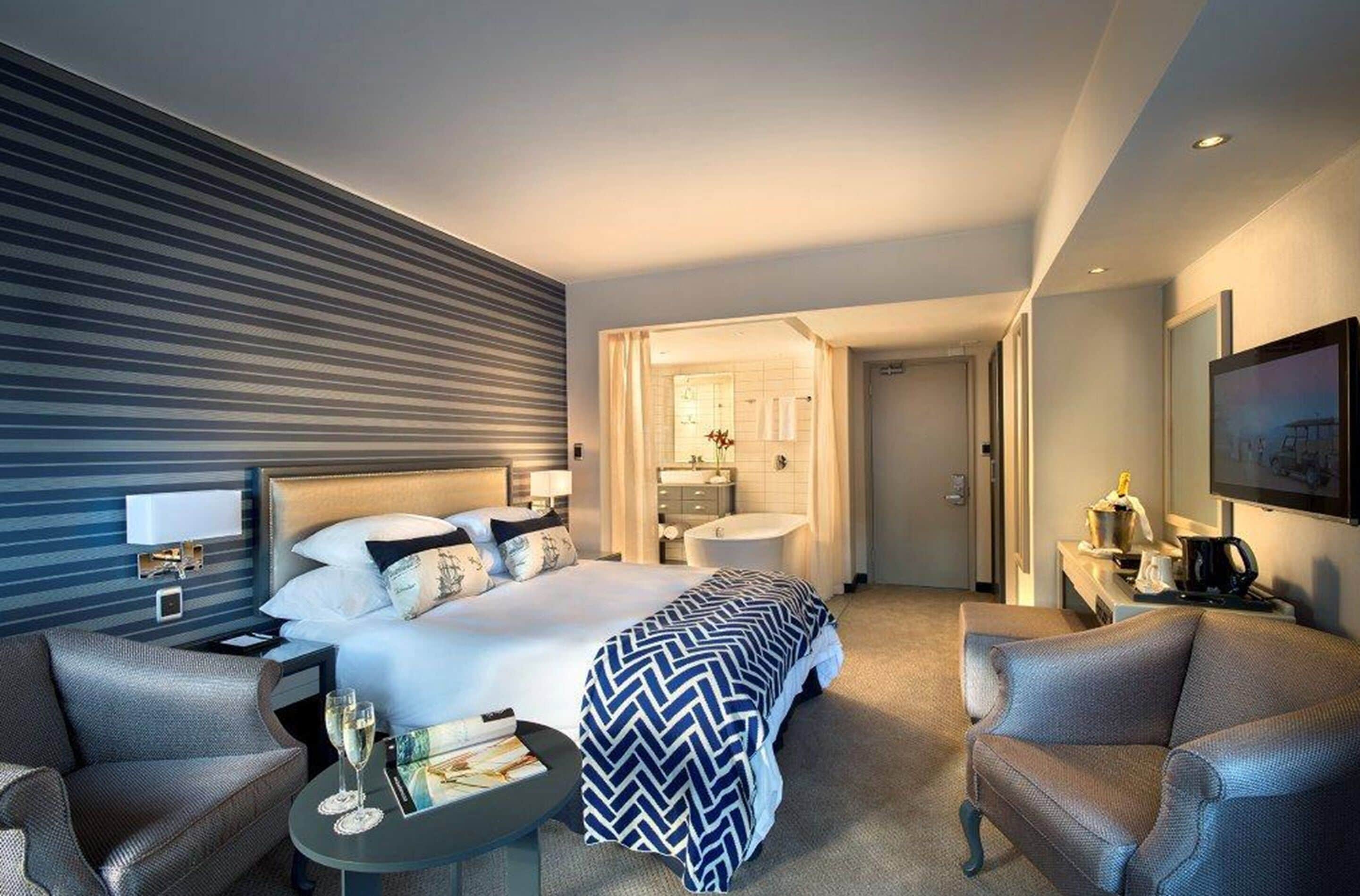 deluxe queen with shower and bath | 1 bedroom, premium bedding, minibar, in-room safe