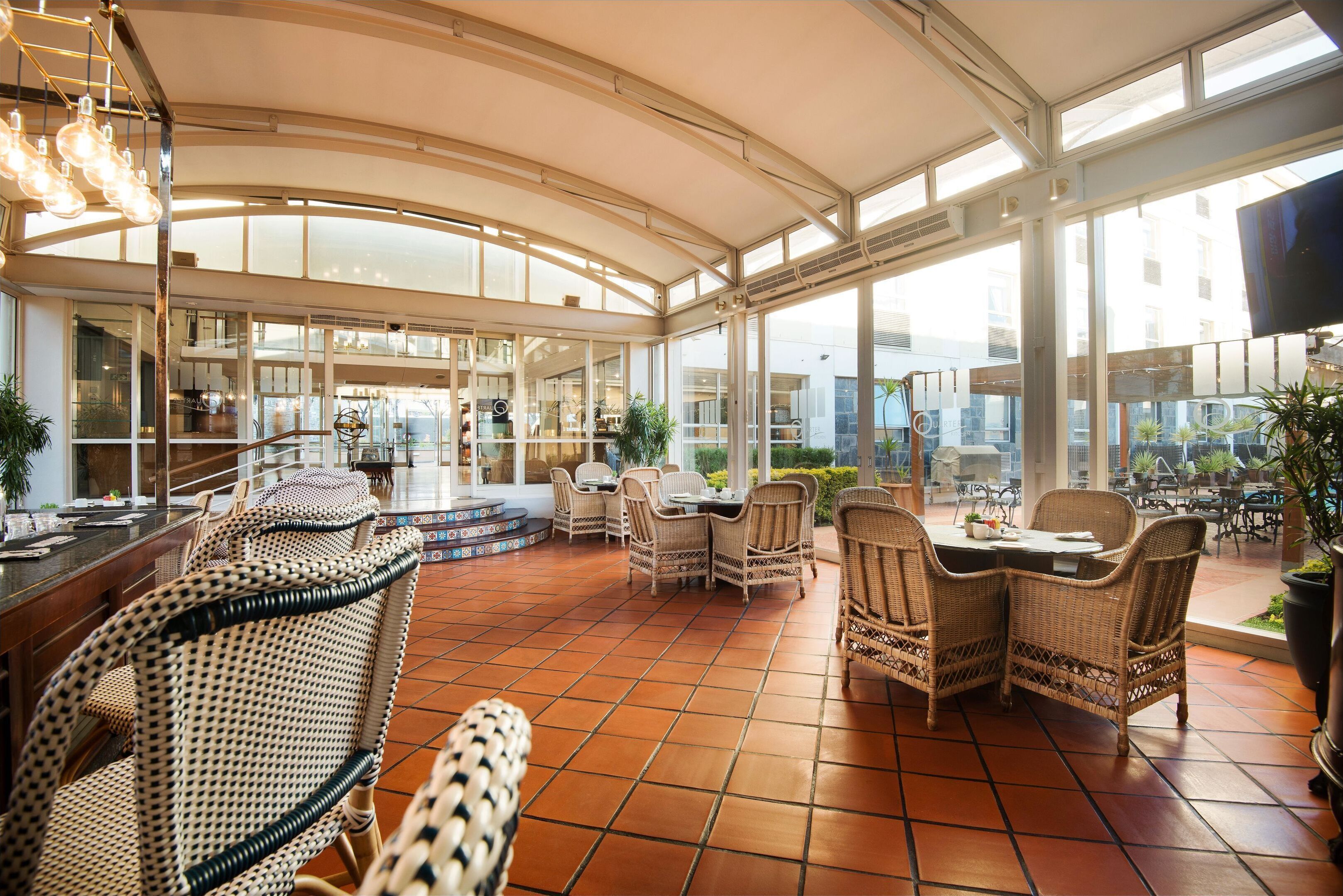 Serviço de café da manhã, almoço, jantar; vistas para a piscina