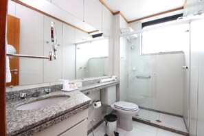 Buồng tắm vòi sen, đồ dùng nhà tắm miễn phí, máy sấy tóc, khăn tắm