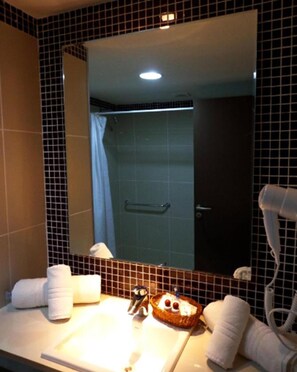 Shower, hair dryer, towels - Pajuçara Praia Hotel (Maceió)