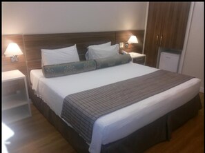 Pillowtop beds, free minibar items, in-room safe, blackout drapes - Everest Rio Hotel (Rio de Janeiro)
