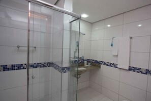 Shower, free toiletries, towels - Bristol Exceler Plaza Hotel (Campo Grande)