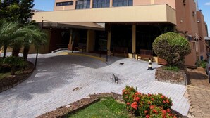 Un hotel con un cartel llamativo que dice "Bristol Exceller Plaza Hotel".