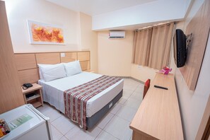 Habitación doble estándar | Minibar, caja de seguridad en la habitación, escritorio y wifi gratis 