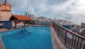 Piscine extérieure, chaises longues