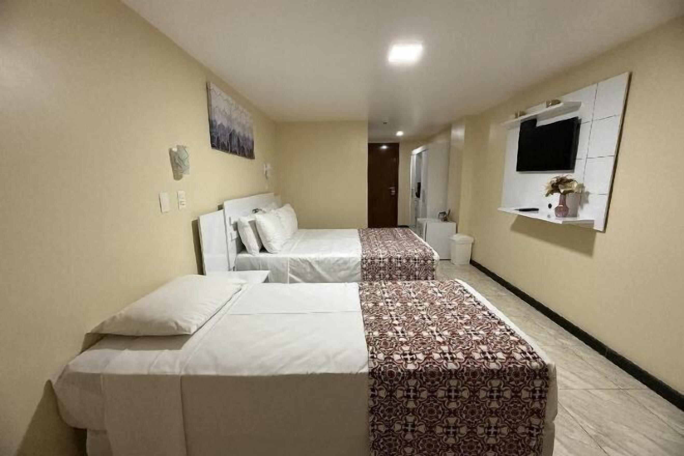 Frigobar, cofres nos quartos, escrivaninha, Wi-Fi de cortesia