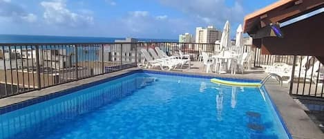 Piscine extérieure, chaises longues