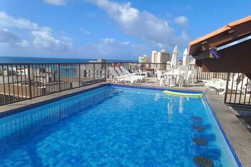 Piscina externa, espreguiçadeiras