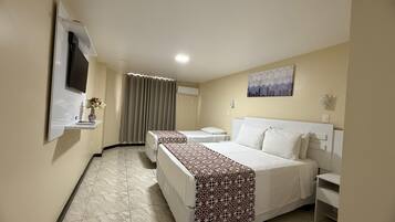 Quarto triplo standard | Frigobar, cofres nos quartos, escrivaninha, Wi-Fi de cortesia